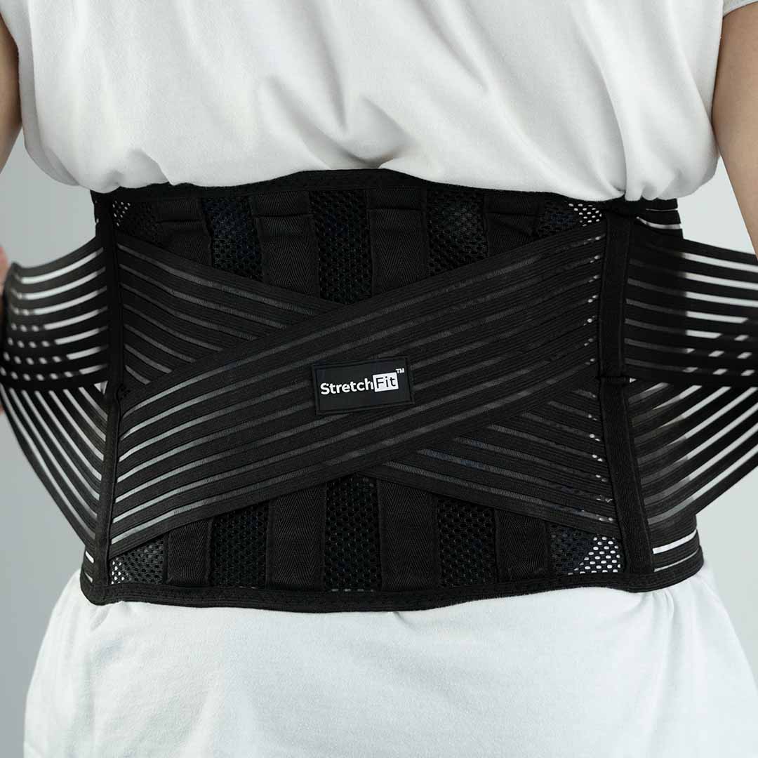 bederní pás lumbarflex na bílem tričku zezadu