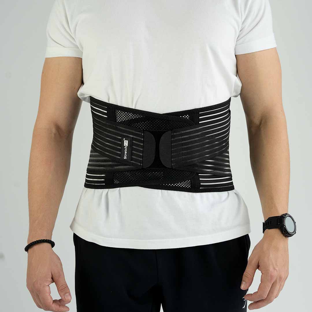 stojící muž má oblečený bederní pás lumbarflex