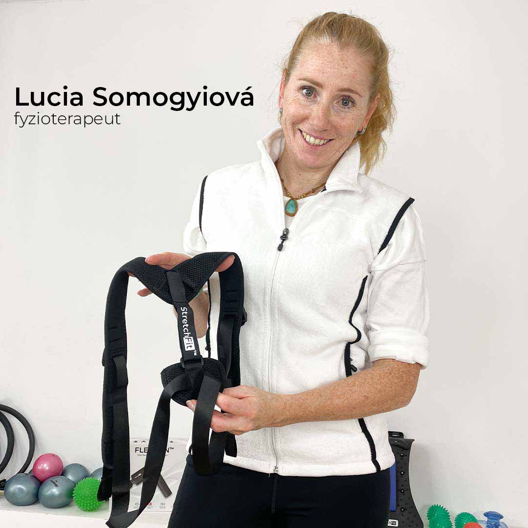 fyzioterapeutka Lucie drží korektor pro vzpřímené držení těla Corpus